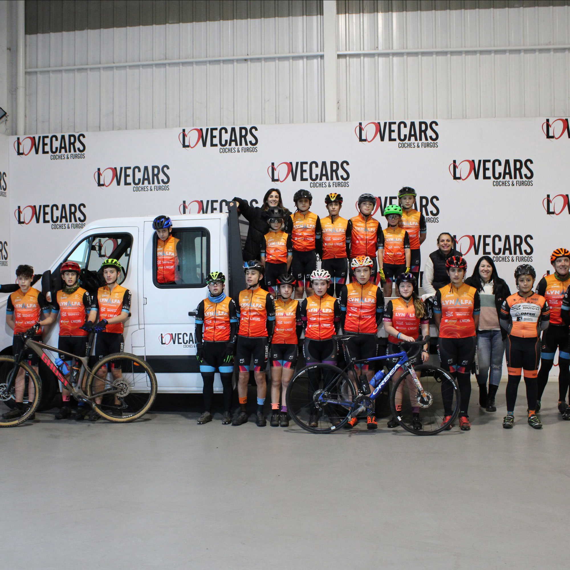 lovecars coches y furgonetas de segundamano apoyando el deporte de base: club ciclista de ponteareas