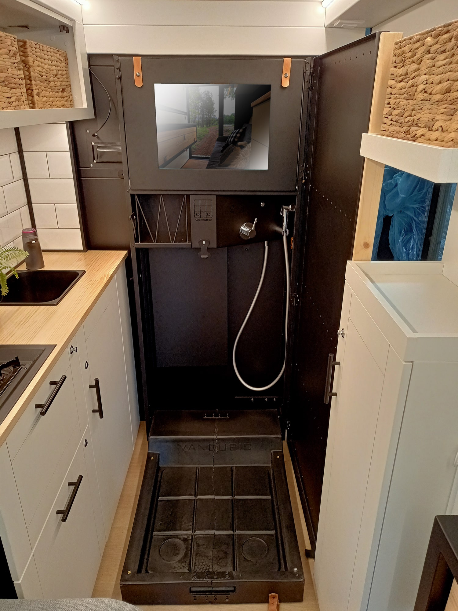 Interior Vancubic con cocina, fregadero y espacio de ducha